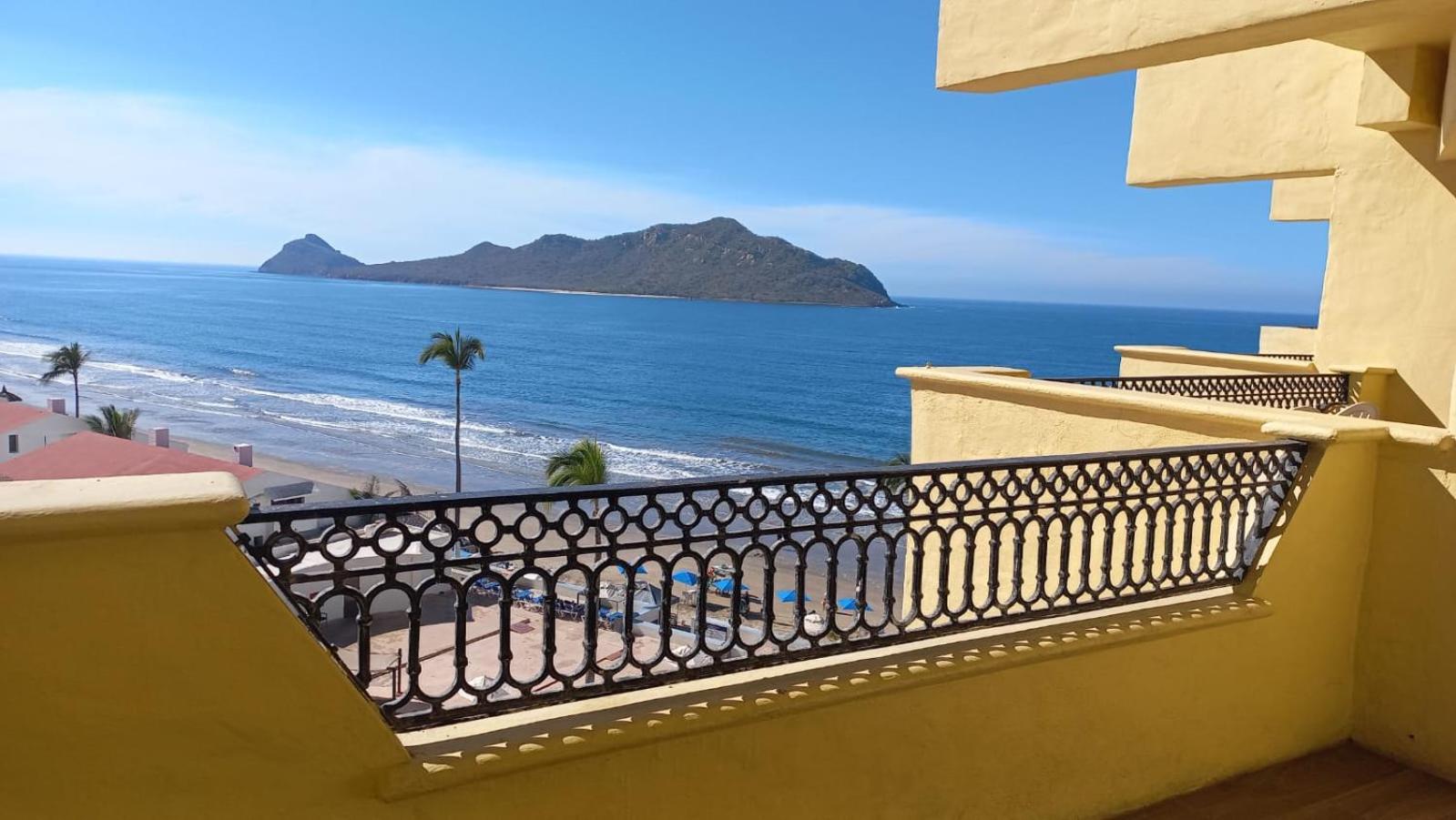 Royal Villas Resort Mazatlán Esterno foto View of the island from the mainland