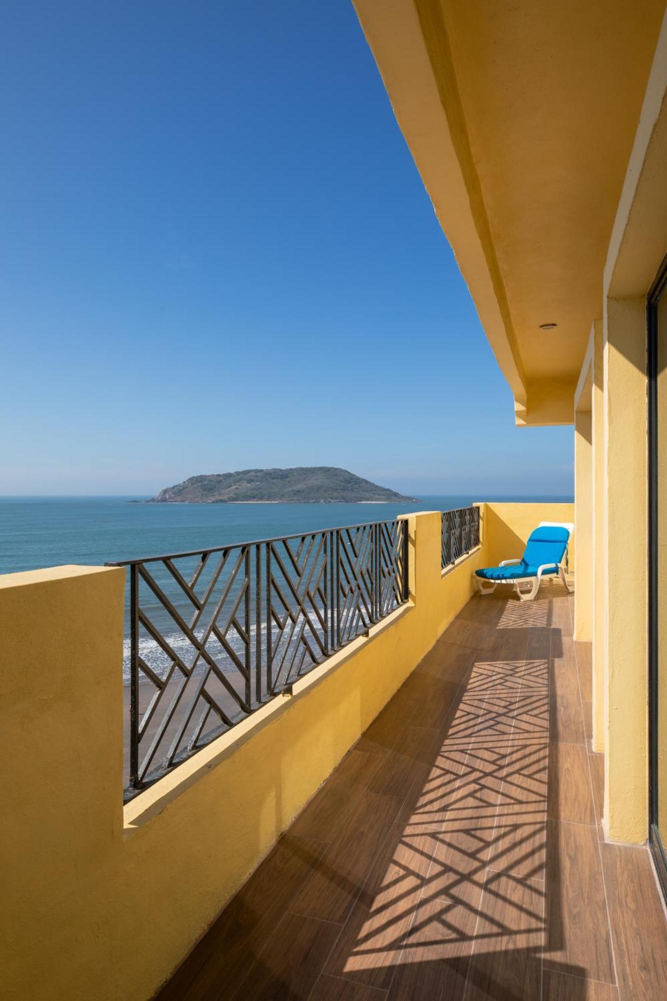 Royal Villas Resort Mazatlán Esterno foto View of the island from the coast of Acapulco